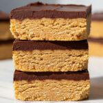 no bake desserts, peanut butter bars, reese's bars, easy dessert recipes, 5 ingredient recipes, chocolate peanut butter, holiday treats, homemade candy, quick snacks, peanut butter recipes
